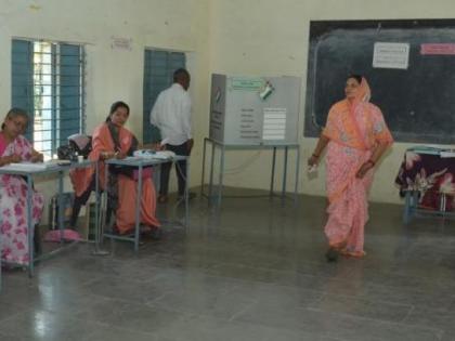 Women officers are managing four polling stations in Washim district | Maharashtra Electiom voting live : वाशिम जिल्ह्यात चार मतदान केंद्रांचे व्यस्थापन करताहेत महिला अधिकारी