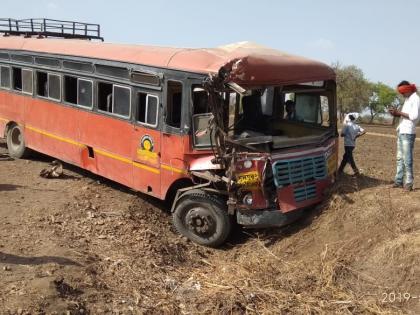 21 passengers injured in ST bus and cargo vehicle collision | एस.टी.बस व मालवाहू वाहनाच्या अपघातात २१ प्रवाशी जखमी