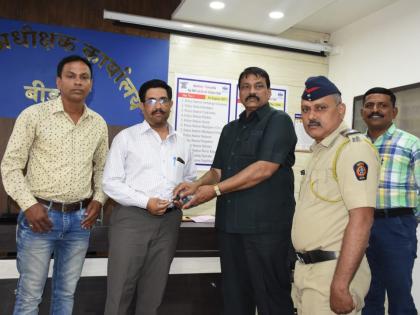 Out of 15 programs from Beed Police, returning the ornaments of one crore 9 lakhs | बीड पोलिसांकडून १५ कार्यक्रमांतून एक कोटी ९ लाखांचा मुद्देमाल सन्मानपूर्वक परत