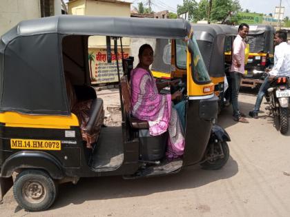 Women run auto rickshaw after husband's accident, photo viral on social media | पतीच्या अपघातानंतर महिला चालवते रिक्षा, सोशल मीडियावर फोटो व्हायरल