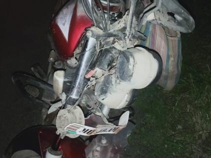  In a two-wheeler crash, one crushed with a four-wheeler | दोन दुचाकी अपघातात एकाला चारचाकीने चिरडले