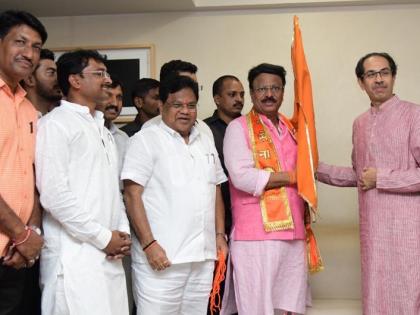 Dilip Mane enters Shiv Sena; Shivbandhan built on Matoshree | दिलीप माने यांचा शिवसेनेत प्रवेश; मातोश्रीवर बांधले ‘शिवबंधन’