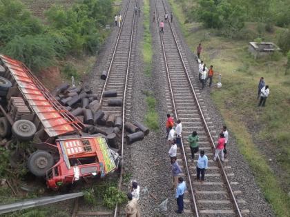 A truck collided with a railway bridge over a flying bridge near Mohol | मोहोळजवळ उड्डाण पुलावरून रेल्वे रुळावर ट्रक पडला