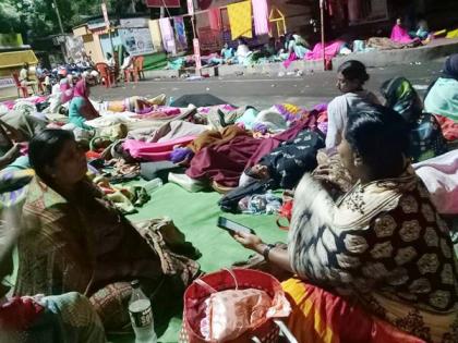 Hopeful workers get their night out on a wet mat with no rain | पावसाची तमा न बाळगता ओल्या चटईवरच आशा कर्मचाºयांची रात्र उजाडली