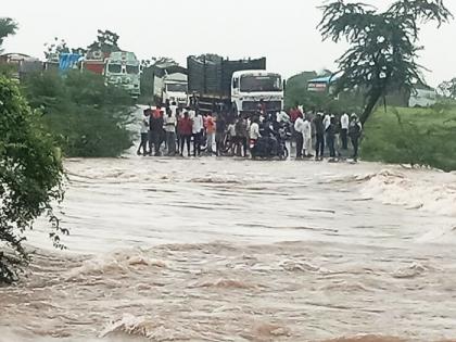 The bridge over the Ghumera bridge collapsed; Mhaswad-Pandharpur traffic closed | घुमेरा ओढ्यावरील पूल खचला; म्हसवड-पंढरपूर मार्गावरील वाहतूक बंद