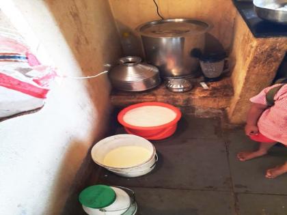 Food Drug Administration fears over adulterated milk plant in Pandharpur | पंढरपुरातील भेसळयुक्त दूध  पेढीवर अन्न औषध प्रशासनाची धाड