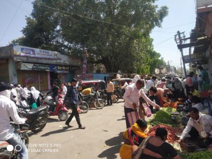 coronavirus: People flock to the streets for shopping as the curfew relax | coronavirus : संचारबंदीत ढील मिळताच खरेदीसाठी नागरिकांची रस्त्यावर झुंबड