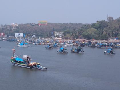 Coronavirus goa trawlers remain closed due to coronavirus SSS | Coronavirus : खराब हवामानामुळे नव्हे तर लॉकडाऊनमुळे गोव्याचे ट्रॉलर्स बंद, मत्स्य खवय्यांचे हाल