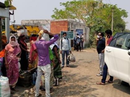 Wardha district collectors stopped 34 workers leaving for Balaghat | Corona Virus in Wardha; बालाघाटला निघालेल्या ३४ कामगारांना वर्ध्याच्या जिल्हाधिकाऱ्यांनी थांबवले