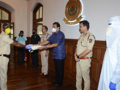 Coronavirus 10000 security kits distributed to Mumbai police SSS | Coronavirus : मुंबई पोलिसांना १० हजार सुरक्षा किटचे वाटप