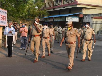 Police flag march in Vardhaman Nagar, Nagpur | नागपुरातील वर्धमाननगरात पोलीसांचा ‘फ्लॅग मार्च’