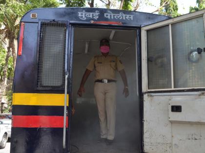 Sanitizer van for Mumbai police | मुंबई पोलिसांसाठी सॅनिटायझर व्हॅन