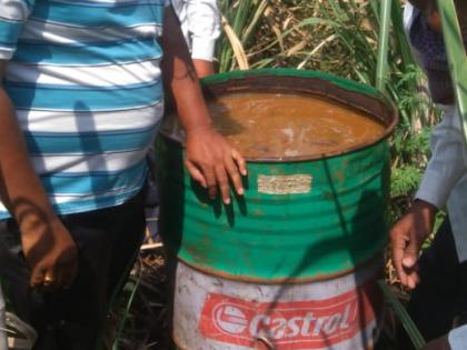  The liquor stock was caught in Sonawadi, the villagers gave chemicals to prepare the liquor | सोनेवाडीत दारूचा साठा पकडला, ग्रामस्थांनी दारु तयार करण्याचे रसायन दिले ओतून