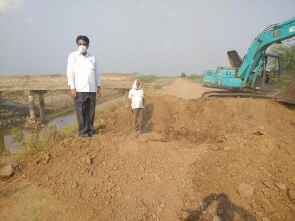 CoronaVirus: Left-right canal service road was considered an unauthorized traffic option; stopped by breaking roads | CoronaVirus : अनधिकृत प्रवेशाच्या खुष्कीच्या मार्गाचा झाला उलगडा; डाव्या-उजव्या कालव्याची सर्व्हिस रोड चर खोदून केली बंद CoronaVirus: Left-right canal service road was considered an unauthorized traffic option; stopped by breaking roads | CoronaVirus : अनधिकृत प्रवेशाच्या खुष्कीच्या मार्गाचा झाला उलगडा; डाव्या-उजव्या कालव्याची सर्व्हिस रोड चर खोदून केली बंद