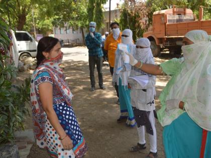 In Bhusawal, Sai Seva Samiti donates food to 700 pedestrians every day | भुसावळात साई सेवा समितीतर्फे दररोज सातशेवर पादचाऱ्यांना अन्नदान