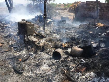 In Kolgaon, the roof of a farmer was burnt to ashes, a gas tank exploded and a fire broke out | कोळगावात शेतकऱ्याचे छप्पर जळून खाक,गॅस टाकीचा स्फोट होऊन लागली आग