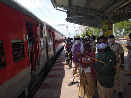 * 48-day-old hundka * * Rare on the moving train! | घराच्या ओढीनं निघाले, 'ते' 978 तरुण; ४८ दिवसांचा हुंदका...चालत्या रेल्वेत विरला...!