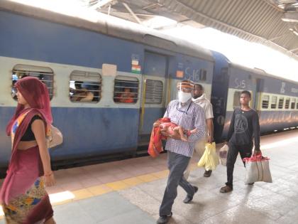 The train stopped for the baby; Mother gets car after help from journalists! | बाळाच्या आईची आर्त हाक साहेबांनी ऐकली, चिमुकल्याला घेऊन जाण्यासाठी चक्क रेल्वेही थांबली