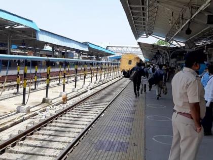 .... Railways stopped for four workers at Aurangabad Railway station | coronavirus lockdown : ...अन् चार श्रमिकांसाठी थांबवली रेल्वे