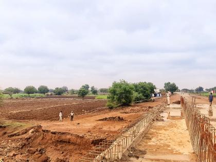 Hingoli hit by rain; washout an alternative bridge near Shirad Shahapur | हिंगोलीला पावसाचा तडाखा; शिरड शहापूरजवळ पर्यायी पूल वाहून गेला