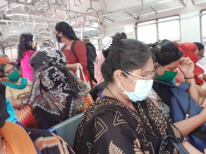 Lockdown: Queues to catch locals like a bus; Fudge of social distance | Lockdown: बसप्रमाणे लोकल पकडण्यासाठी कर्मचाऱ्यांच्या रांगा; सोशल डिस्टेंसिंगचा उडाला फज्जा