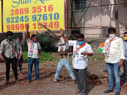 ncp agitation against bjp gopichand padalkar in vasai | वसईत राष्ट्रवादी काँग्रेस आक्रमक, गोपीचंद पडळकर यांच्या प्रतिमेला जोडे मारत केले आंदोलन