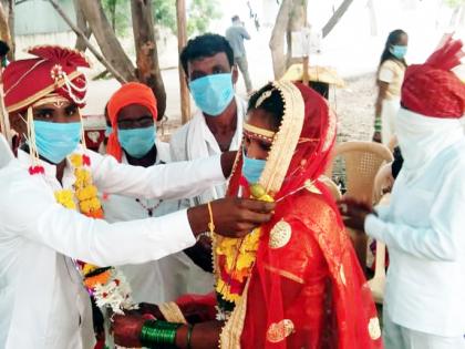 Unique marriage; Silk knots tied in the cemetery by playing Mangalashtika on mobile | अनोखा विवाह; मोबाईलवरच मंगलाष्टके वाजवून स्मशानभूमीत बांधल्या रेशीमगाठी