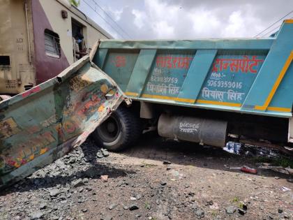 Accident averted! Express and truck accident on western railway line, no casualties | दुर्घटना टळली! पश्चिम रेल्वे मार्गावर एक्सप्रेस आणि ट्रकचा अपघात, जीवितहानी नाही