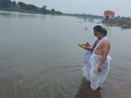 Goa's Deputy Chief Minister immersed his father in Chandrabhaga in Pandharpur | गोव्याच्या उपमुख्यमंत्र्यांनी केले वडिलांचे चंद्रभागेत अस्थी विसर्जन