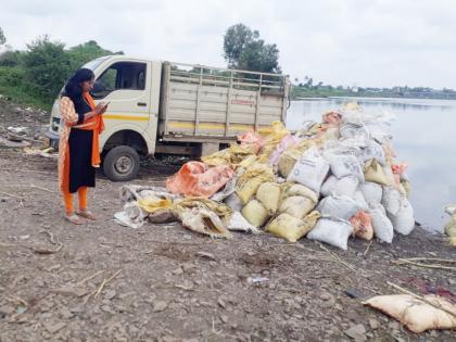 Incidents in Pandharpur; Attempt to put a car on the body of a woman tehsildar | वाळू तस्करांची मुजोरी; महिला तहसिलदाराच्या अंगावर गाडी घालण्याचा केला प्रयत्न