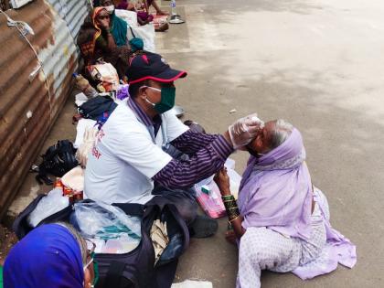 Corona virus : Salute! Lessons to protect beggars in Pune from corona: Dr. Commendable project of Abhijit Sonawane | सॅल्यूट! पुण्यात १००० भिक्षेकऱ्यांना कोरोना संरक्षणाविषयीचे धडे; डॉक्टर दाम्पत्याचा पुढाकार