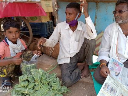 Hands clasped to help a child selling vegetables | भाजीपाला विकणाऱ्या बालकाच्या मदतीसाठी सरसावले हात