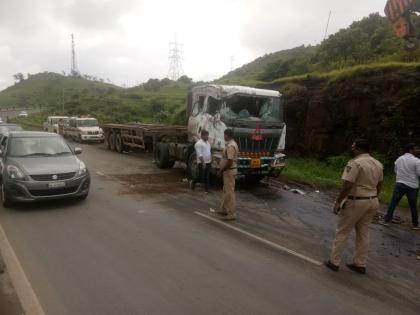 The driver was seriously injured when the container accident in Kamshet | नियंत्रण सुटल्याने कामशेत खिंडीत कंटेनर पलटी, एकजण गंभीर जखमी