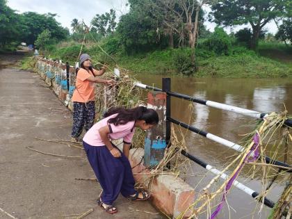 As soon as the flood of Krishna subsided, the two sisters cleaned the Amanapur-Ankalkhop bridge | कृष्णेचा पूर ओसरताच दोघी भगिनींनी केली आमणापूर-अंकलखोप पुलाची स्वच्छता