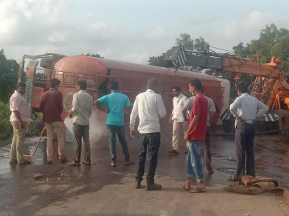 An ethanol-laden tanker overturned, causing a traffic jam on the highway | इथेनॉल भरलेला टँकर पलटी झाल्याने महामार्गावरील वाहतूक ठप्प