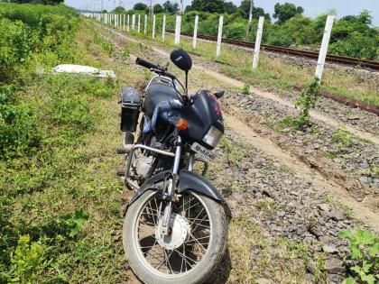 Three members of the same family die in a train accident near Sakegaon | दुर्दैवी! अपघात की आत्महत्या, दीड वर्षाच्या चिमुकलीसह पालकांचा मृत्यू 