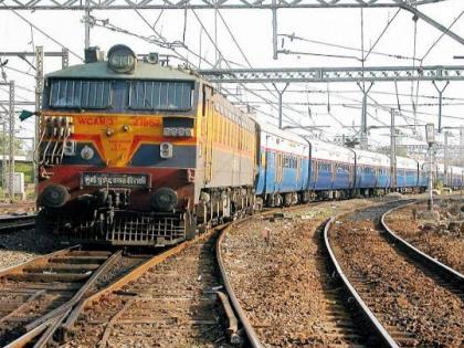 The Deccan Queen express finally ran on the track after six months ... | मुंबई- पुणेकरांची 'फेव्हरेट' असलेली 'डेक्कन क्वीन' सहा महिन्यानंतर ट्रॅकवर धावली...