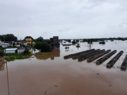 Heavy rain; 565 villages affected in Solapur district, 14 killed so far | अतिवृष्टीचा तडाखा; सोलापूर जिल्ह्यातील ५६५ गावे बाधित, आतापर्यत १४ जणांचा मृत्यू