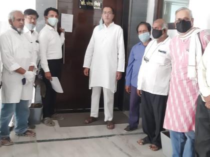 Agitators aggressive for electricity bill waiver; Demand Statement given to the door of the room as the officer was absent | वीज बिल माफीसाठी आंदोलक आक्रमक; अधिकारी अनुपस्थित असल्याने कक्षाच्या दाराला दिले निवेदन