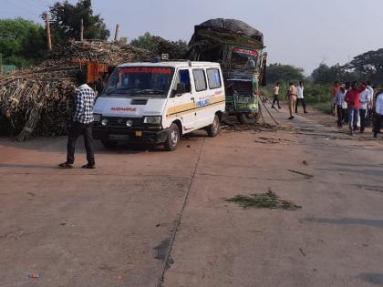 Breaking; Tractor-truck accident at Rople; The truck driver died on the spot | Breaking; रोपळे येथे ट्रॅक्टर - ट्रकचा अपघात;  ट्रक चालकाचा जागीच मृत्यू