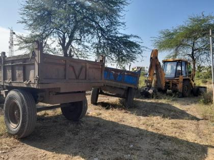 Three tractors and a JCB were seized during the raid of revenue | महसूल पथकाच्या धाडीत वाळू माफियांचे तीन टॅक्टर व एक जेसीबी ताब्यात