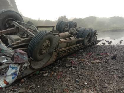 The truck crashed into the Katepurna riverbed; One killed | काटेपूर्णा नदीपात्रात ट्रक कोसळला; एक ठार, एक जखमी