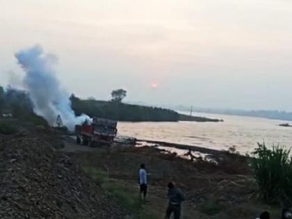 In Mhase Shivara, four boats carrying sand in Bhima's container were wrecked | म्हसे शिवारात छापा, घोड नदी पात्रात वाळू उपसा करणा-या चार बोटी उद्ध्वस्त 