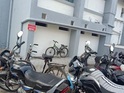 Vehicle parking in ‘No Parking’ area in Zilla Parishad area | जिल्ह परिषद परिसरात ‘नो पार्किंग’मध्येच वाहनांची पार्किंग