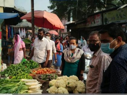 Encroachment removal campaign at Parola | पारोळा येथे अतिक्रमण हटाव मोहीम