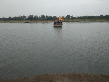 To get to Paltira, you have to take the support of a boat | पैलतीरावर जाण्यासाठी घ्यावा लागतो होडीचा आधार