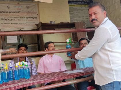 Sanitizer used for the first time in Gram Panchayat elections | ग्राम पंचायत निवडणुकीत प्रथमच सॅनिटायझरचा वापर