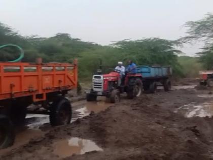 Seized 2 JCB 4 tractors extracting sand from Sina basin | सीना नदीपात्रातून वाळू उपसा करणारे 2 जेसीबी 4 ट्रॅक्टर जप्त