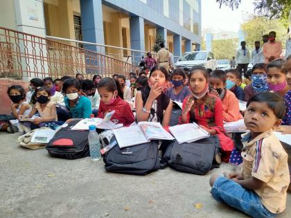 Big news; Due to the encroachment, the students of Tirhe filled the school in front of the CEO | मोठी बातमी; अतिक्रमणामुळे तिऱ्हेच्या विद्यार्थ्यांनी झेडपीत सीईओसमोरच भरवली शाळा