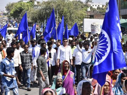 RPI's eye-catching protest on the sub-divisional office in Ambajogai | अंबाजोगाईत उपविभागीय कार्यालयावर धडकला रिपाइंचा लक्षवेधी आक्रोश मोर्चा